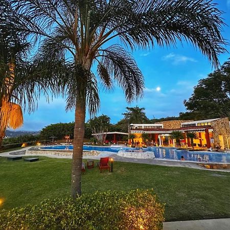 Cr Mariposa Rentals Lakeview Penthouse With Office Space, Pool, Gym, Tennis Santa Ana  Eksteriør bilde