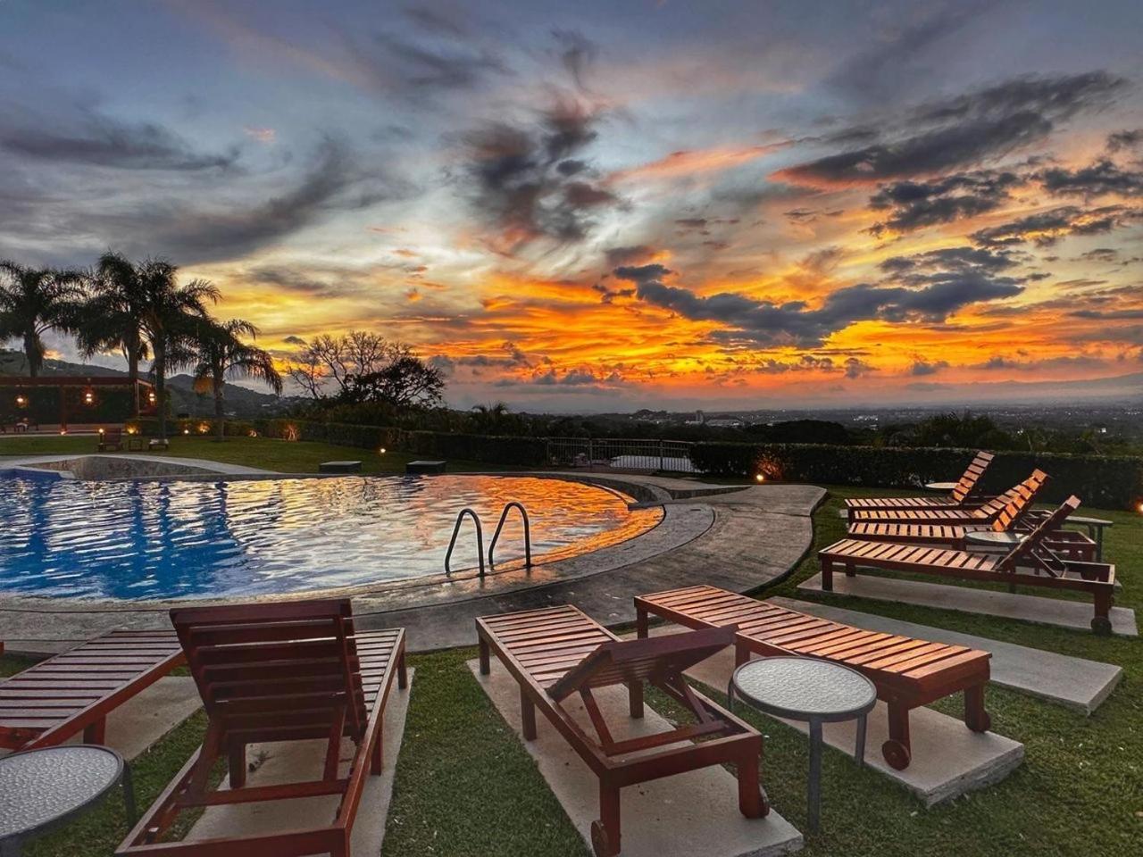 Cr Mariposa Rentals Lakeview Penthouse With Office Space, Pool, Gym, Tennis Santa Ana  Eksteriør bilde