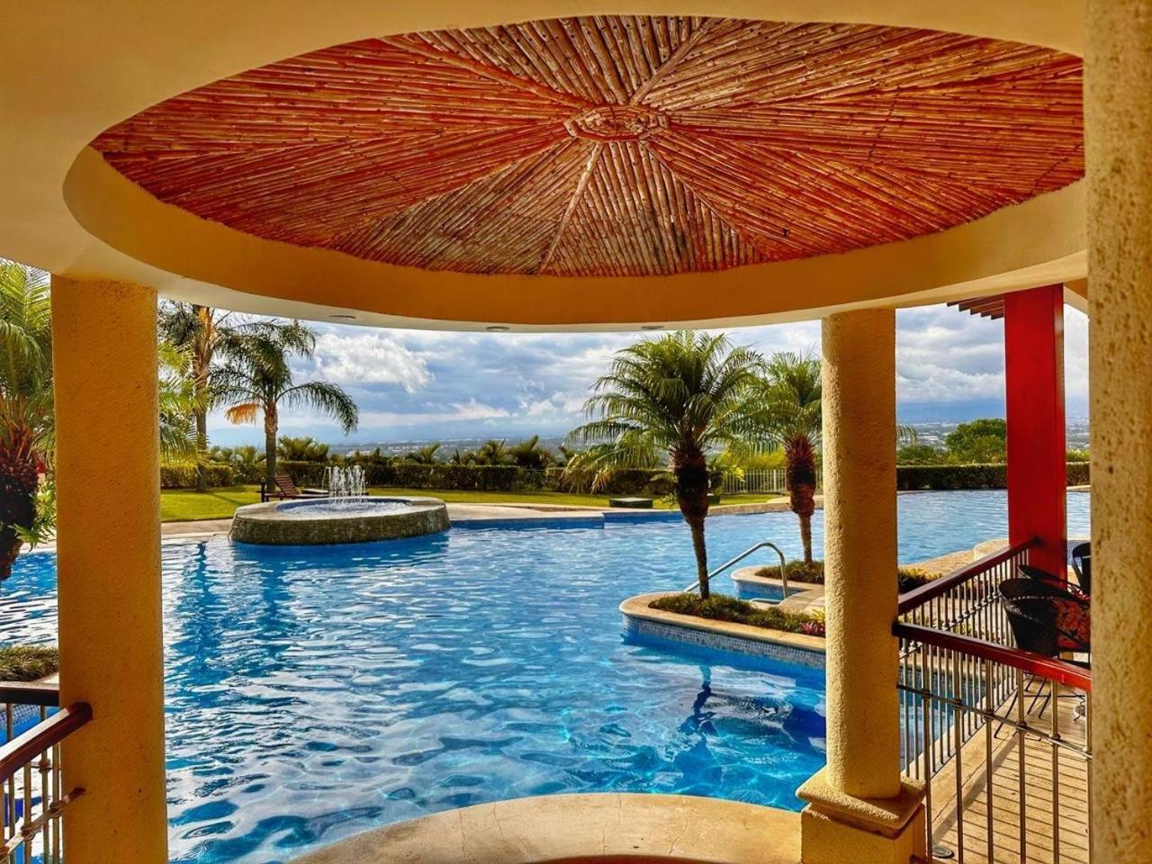 Cr Mariposa Rentals Lakeview Penthouse With Office Space, Pool, Gym, Tennis Santa Ana  Eksteriør bilde